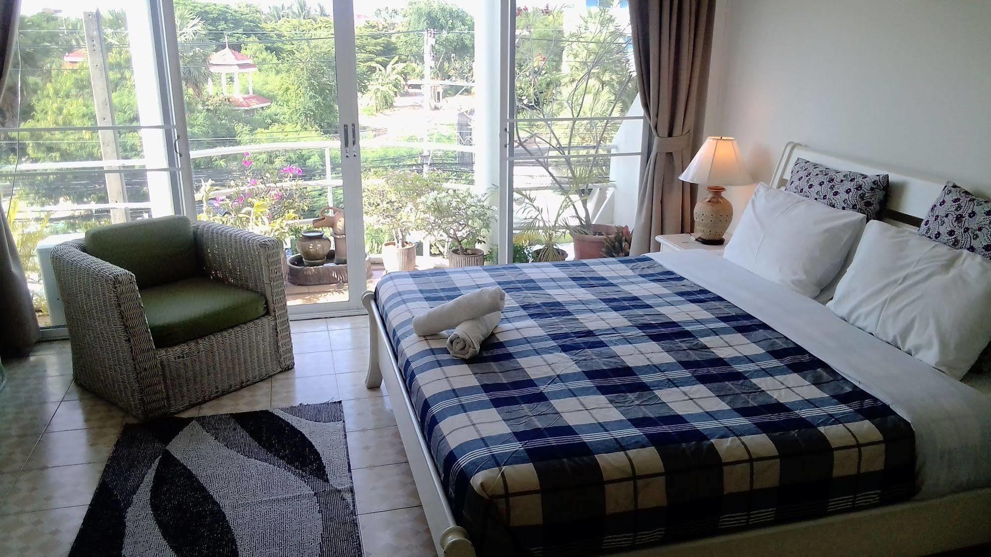Corner Cafe Bed & Breakfast Hua Hin Exterior photo